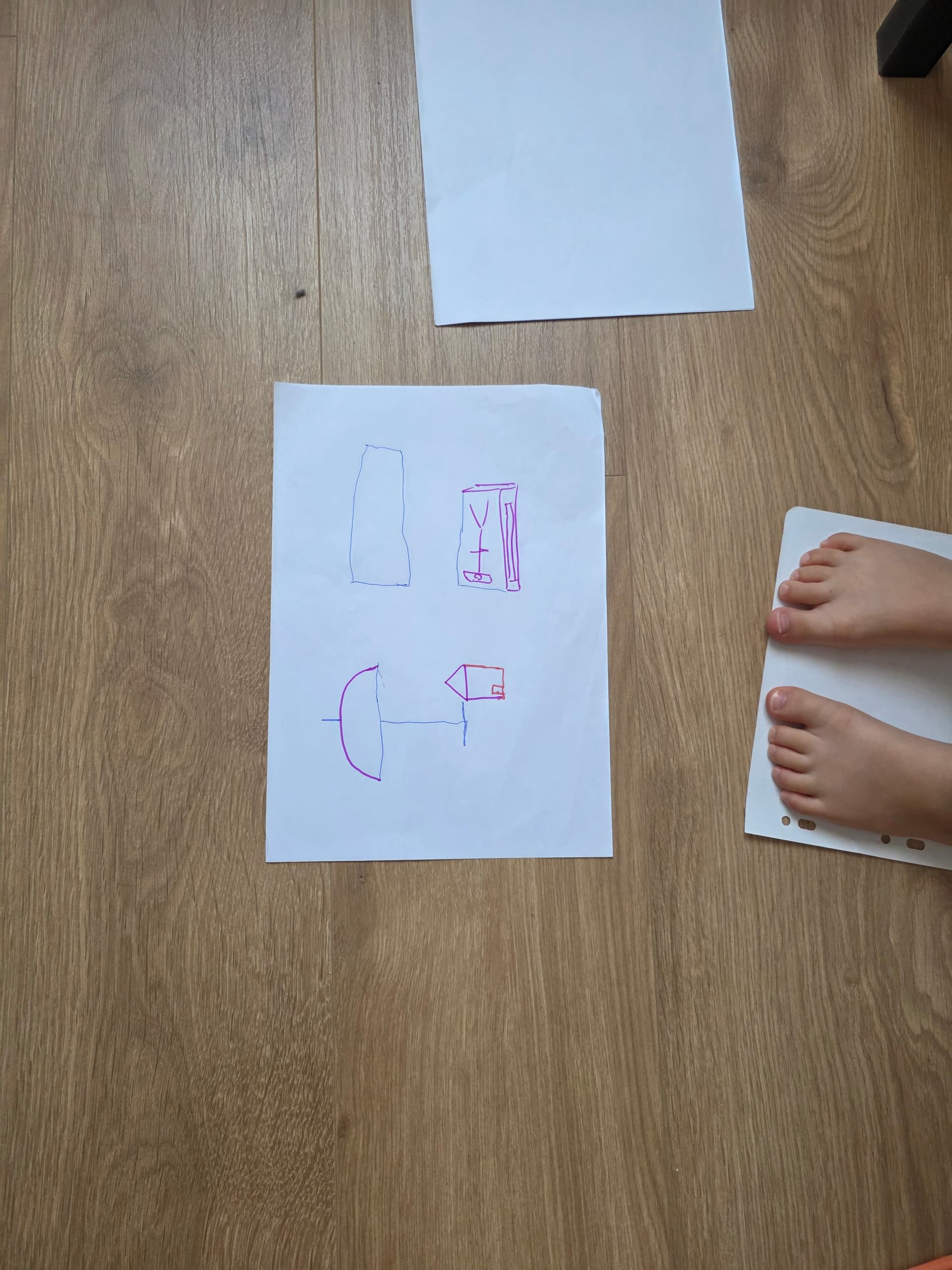 Les formes dessinées chacun de notre côté de la feuille : une valise, une lampe inversée, une coque de bateau